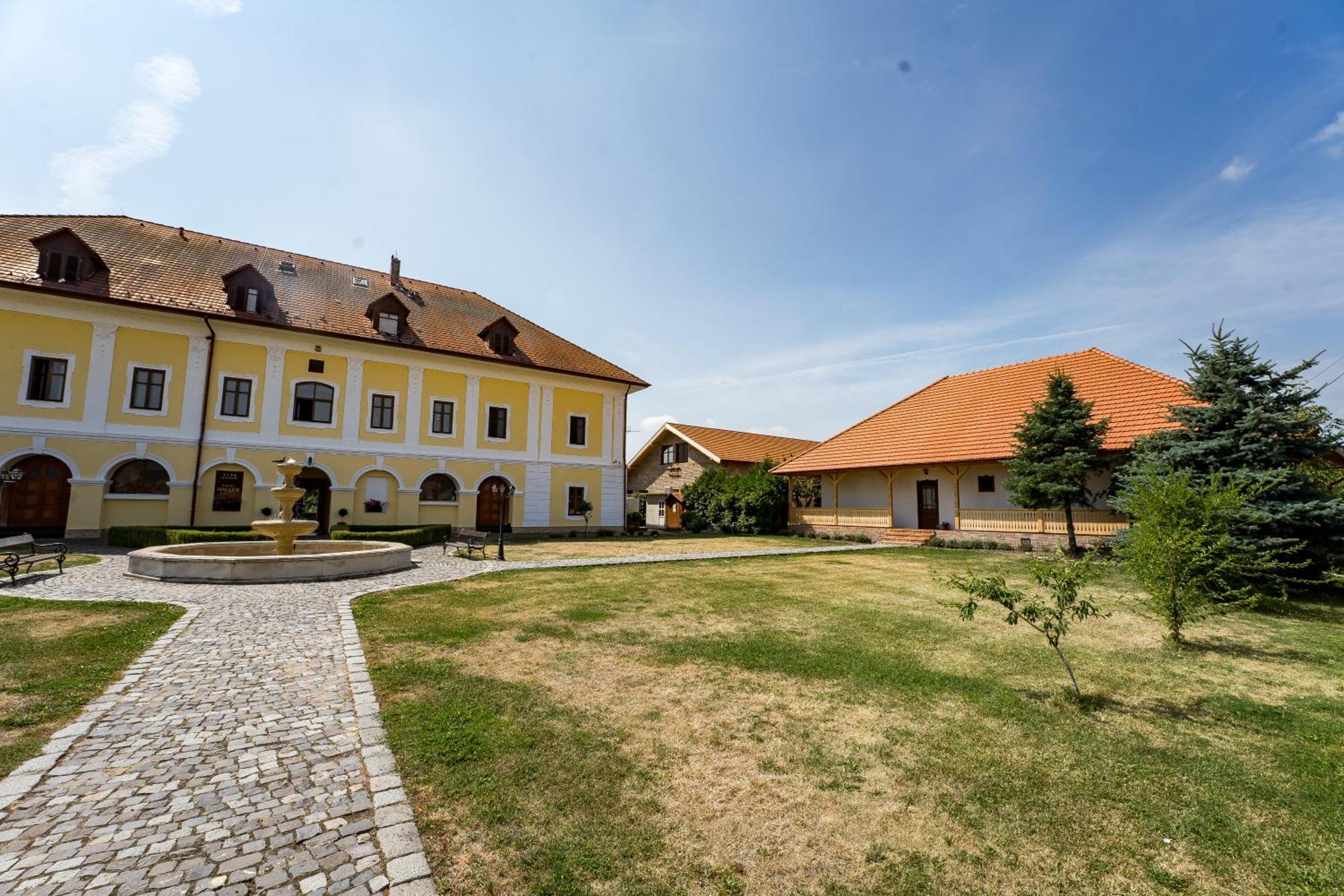 Castel Haller Ogra Exterior foto